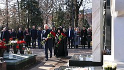 Председатель Государственной Думы Вячеслав Володин и депутаты возложили цветы к могиле Станислава Говорухина в день его 90-летия