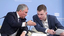 Председатель Государственной Думы Вячеслав Володин и Председатель Комитета по молодежной политике Артем Метелев