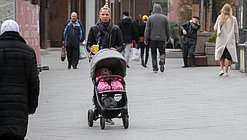 ребенок коляска дети семья люди улица