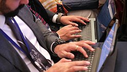 нейтральное ноутбук журналисты пресса компьютер СМИ