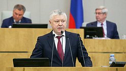 Председатель Комитета по безопасности и противодействию коррупции Василий Пискарев во время заседания