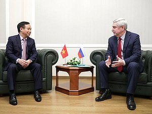 First Deputy Chairman of the State Duma Ivan Melnikov and Ambassador Extraordinary and Plenipotentiary of Vietnam to Russia Ngo Duc Manh