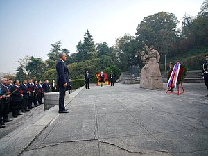 维亚切斯拉夫·沃洛金国家杜马主席和国家杜马代表团成员向抗战英雄飞行员纪念碑敬献花圈