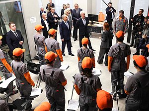 Председатель Государственной Думы Вячеслав Володин и мэр Москвы Сергей Собянин. Выездное заседание Совета Государственной Думы по вопросу организации предоставления среднего профессионального образования с учетом особого порядка проведения ГИА-9 в рамках пилотного проекта (Центр практического обучения "Профессии будущего")