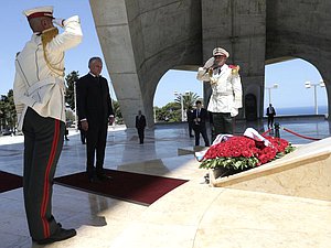 وضع رئيس مجلس الدوما فياتشيسلاف فولودين إكليلا من الزهور على النصب التذكاري لأبطال حرب الاستقلال الجزائرية