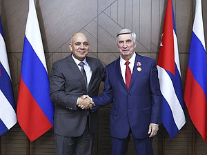 Член Политбюро, Секретарь Центрального Комитета Коммунистической партии Республики Куба по организационным вопросам, депутат Национальной ассамблеи народной власти Республики Куба Роберто Томас Моралес Охеда и Первый заместитель Председателя Государственной Думы Иван Мельников