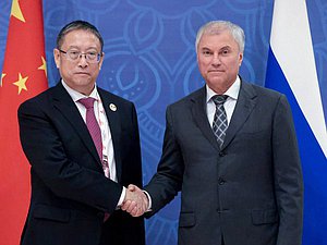 Председатель Государственной Думы Вячеслав Володин и заместитель Председателя Постоянного комитета Всекитайского собрания народных представителей Чжэн Цзяньбан