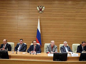 21 мая российские и украинские парламентарии приняли участие в «круглом столе», который прошёл в Государственной Думе и был посвящён ситуации на Украине