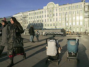 улица люди коляска дети Москва город семья