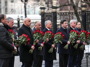 Председатель Государственной Думы Вячеслав Володин и главы делегаций стран-участниц ОДКБ возложили цветы к Могиле Неизвестного Солдата