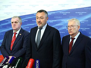 Николай Коломейцев (КПРФ), руководитель временной депутатской рабочей группы по подготовке первого заседания Государственной Думы IX созыва Виктор Пинский и заместитель руководителя рабочей группы Олег Морозов