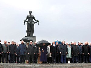 Председатель Государственной Думы Вячеслав Володин, Председатель Совета Федерации Валентина Матвиенко и участники Совета законодателей РФ возложили цветы к монументу «Мать-Родина» на Пискаревском мемориальном кладбище