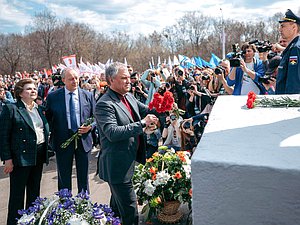 Председатель Государственной Думы Вячеслав Володин и заместитель Председателя Комитета по федеративному устройству и вопросам местного самоуправления Валентина Терешкова