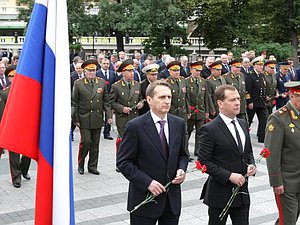 В День памяти и скорби Председатель Государственной Думы Сергей Нарышкин принял участие в возложении венков к Вечному огню у могилы Неизвестного солдата