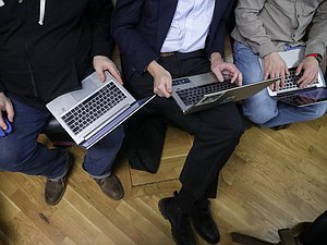 нейтральная компьютер интернет СМИ пресса журналист