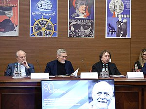 Режиссер Владимир Хотиненко, актер Александр Михайлов и режиссер Ренат Давлетьяров