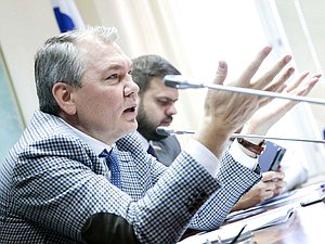 Председатель Комитета по делам СНГ, евразийской интеграции и связям с соотечественниками Леонид Калашников. Автор фото: Анна Исакова/Фотослужба Государственной Думы