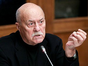 Председатель Комитета по культуре Станислав Говорухин во время заседания