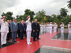 Председатель Государственной Думы Вячеслав Володин. Возложение венка к памятнику Павшим героям