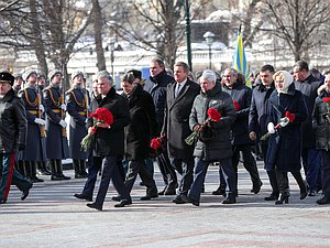 Возложение цветов к Могиле Неизвестного Солдата и к памятнику Г.К. Жукову в День защитника Отечества