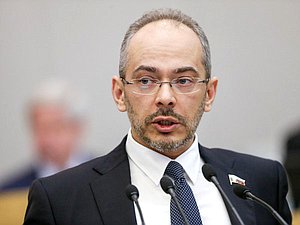 Председатель Комитета по природным ресурсам, собственности и земельным отношениям Николай Николаев во время пленарного заседания. Фото: Анна Исакова/Фотослужба Государственной Думы.

