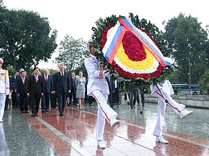 Wreath-laying ceremony at the Monument to the Fallen Heroes in Hanoi
