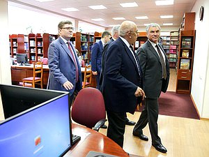 Председатель Государственной Думы Вячеслав Володин, член Комитета по труду, социальной политике и делам ветеранов Андрей Исаев и ректор Санкт-Петербургского Гуманитарного Университета профсоюзов Александр Запесоцкий