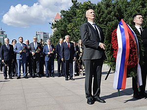 Председатель Государственной Думы Вячеслав Володин и депутаты ГД возложили цветы к Памятнику советским летчикам-освободителям в Чанчуне (КНР)