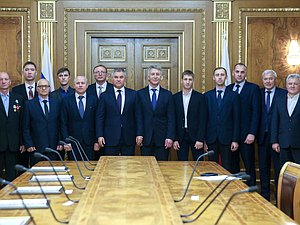 Председатель Государственной Думы Вячеслав Володин, Председатель правления ПАО НОВАТЭК Леонид Михельсон и работники ОАО «Ямал СПГ»