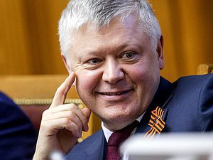 Председатель Комитета по безопасности и противодействию коррупции Василий Пискарев во время заседания. Автор фото: Анна Исакова/Фотослужба Государственной Думы.