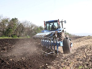 поле трактор сельское хозяйство пашня борона чернозем