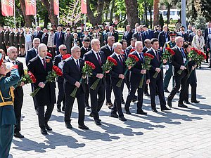 Председатель Государственной Думы Вячеслав Володин и главы делегаций стран-участниц  Международного форума «Великое наследие — общее будущее» приняли участие в торжественной церемонии зажжения Вечного огня на Аллее героев в Волгограде