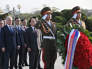 Председатель Государственной Думы Вячеслав Володин возложил венок к монументу "Освобождение"