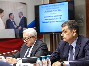 Заместитель руководителя фракции «Единая Россия» Адальби Шхагошев и заместитель Министра иностранных дел РФ Сергей Рябков