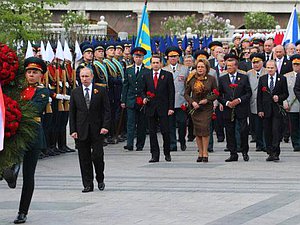 Председатель Государственной Думы Сергей Нарышкин принял участие в церемонии возложения венка к Могиле Неизвестного Солдата