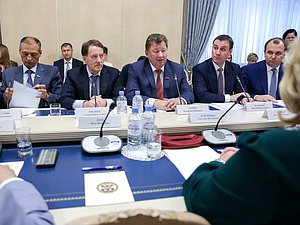 Председатель Комитета по аграрным вопросам Владимир Кашин, Заместитель Председателя Правительства РФ Алексей Гордеев и Министр сельского хозяйства РФ Дмитрий Патрушев