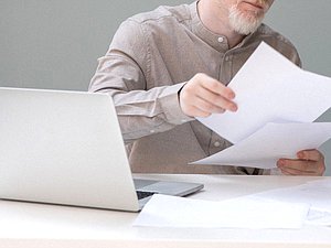 документы страховка человек бумаги банк компьютер работа офис