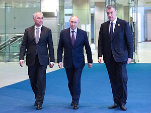 Председатель Государственной Думы Вячеслав Володин, Президент РФ Владимир Путин и руководитель фракции ЛДПР Леонид Слуцкий