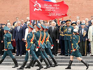 Возложение цветов к Могиле Неизвестного Солдата в честь 74-й годовщины Победы в Великой Отечественной войне