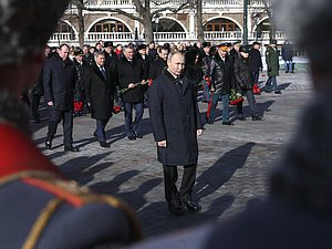 Возложение цветов к Могиле Неизвестного Солдата в День защитника Отечества