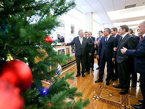 Председатель Государственной Думы Вячеслав Володин, директор Службы внешней разведки Сергей Нарышкин и руководитель фракции ЛДПР Владимир Жириновский