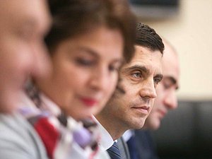 Заместитель председателя Комитета по делам национальностей Руслан Бальбек. Автор фото: Марат Абулхатин/Фотослужба Государственной Думы