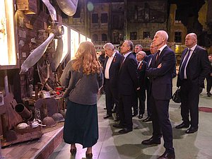 Участники Совета законодателей РФ осмотрели экспозицию патриотического объединения «Ленрезерв» о жизни блокадного Ленинграда