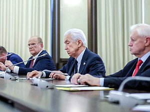 Руководитель фракции КПРФ Геннадий Зюганов, руководитель фракции "Единая Россия" Владимир Васильев и руководитель фракции "Справедливая Россия - За правду" Сергей Миронов. Фото: пресс-служба Президента РФ