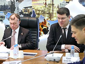 Председатель Комитета по экономической политике Максим Топилин и Первый заместитель Председателя Комитета Денис Кравченко