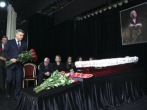 Председатель Государсвтенной Думы Вячеслав Володин на прощании с правозащитницей Людмилой Алексеевой