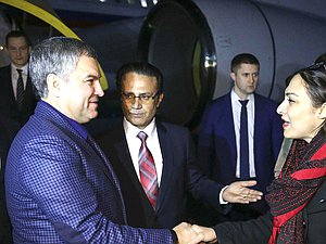 Председатель Государственной Думы Вячеслав Володин и руководитель Группы пакистано-российской дружбы в Национальной Ассамблее Исламской Республики Пакистан Марви Мемон. Автор фото: Марат Абулхатин/Фотослужба Государственной Думы