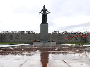 Председатель Государственной Думы Вячеслав Володин, Председатель Совета Федерации Валентина Матвиенко и участники Совета законодателей РФ возложили цветы к монументу «Мать-Родина» на Пискаревском мемориальном кладбище