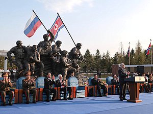 Министр обороны РФ Андрей Белоусов, Председатель Государственной Думы Вячеслав Володин и Председатель Государственных дел Корейской Народно-Демократической Республики Ким Чен Ын. Церемония открытия Мемориального комплекса и Музея боевых подвигов героев зарубежной военной операции