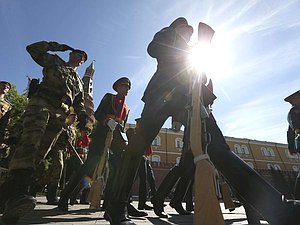 Возложение цветов к Могиле Неизвестного Солдата в честь 73-й годовщины Победы в Великой Отечественной войне